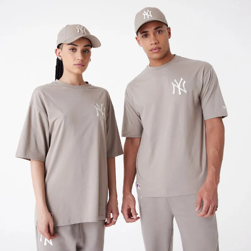 Price Cut New York Yankees League Essential Beige Oversized T-Shirt